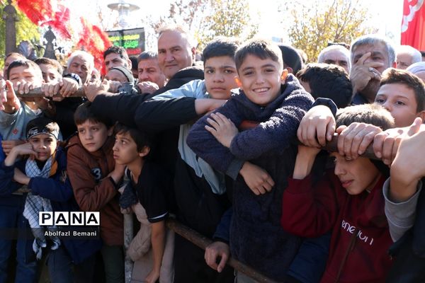 جلوه‌هایی از حضور نوجوانان و جوانان در مراسم وداع با لاله‌های فاطمی