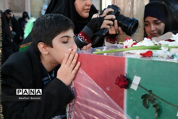 جلوه‌هایی از حضور نوجوانان و جوانان در مراسم وداع با لاله‌های فاطمی