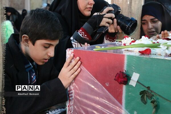 جلوه‌هایی از حضور نوجوانان و جوانان در مراسم وداع با لاله‌های فاطمی