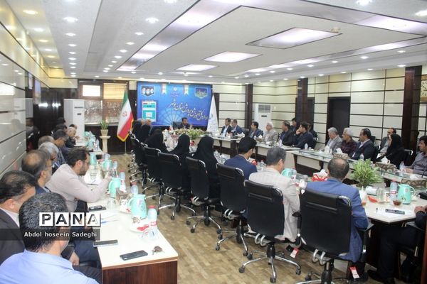 جلسه هم اندیشی مدیرکل آموزش و پرورش استان بوشهر با روسای ادارات داخلی و کارشناس مسئولان اداره کل