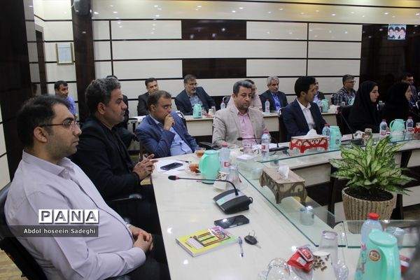 جلسه هم اندیشی مدیرکل آموزش و پرورش استان بوشهر با روسای ادارات داخلی و کارشناس مسئولان اداره کل