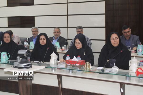 جلسه هم اندیشی مدیرکل آموزش و پرورش استان بوشهر با روسای ادارات داخلی و کارشناس مسئولان اداره کل