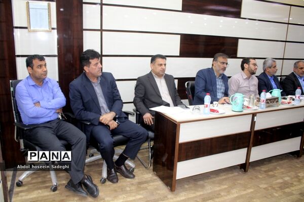 جلسه هم اندیشی مدیرکل آموزش و پرورش استان بوشهر با روسای ادارات داخلی و کارشناس مسئولان اداره کل