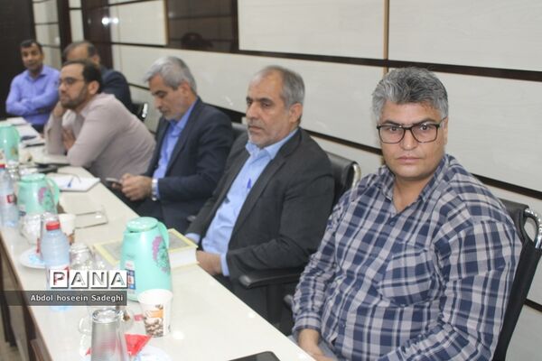 جلسه هم اندیشی مدیرکل آموزش و پرورش استان بوشهر با روسای ادارات داخلی و کارشناس مسئولان اداره کل