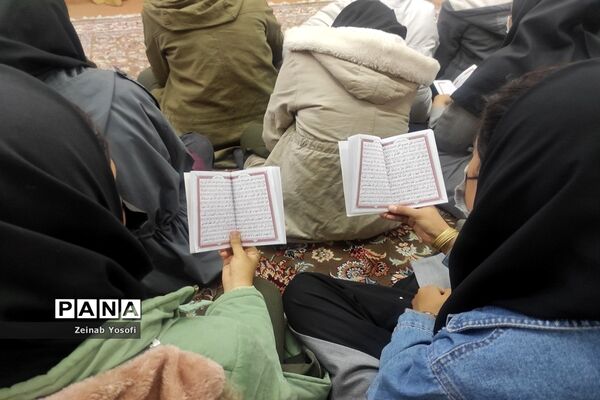 محفل انس با قرآن کریم در دبیرستان فرزانگان مه ولات