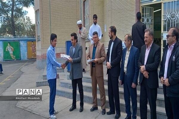 تجلیل از برترین‌های آموزشی و ورزشی دبیرستان نمونه آیت الله خامنه‌ای کاشمر
