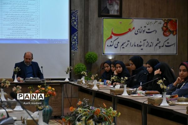 نشست صمیمانه دانش‌آموزان با مدیرآموزش و پرورش ناحیه پنج