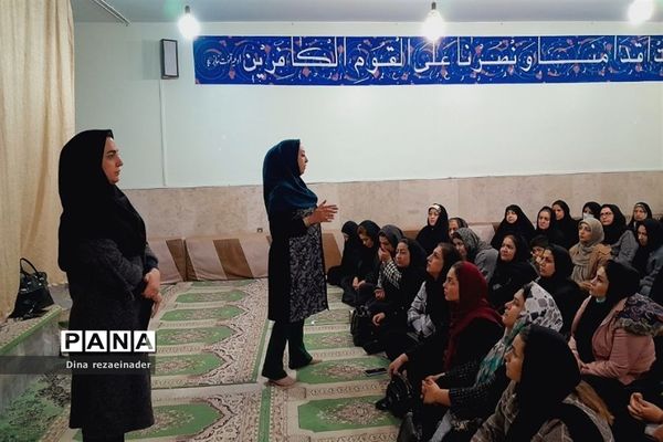 برگزاری جلسه انجمن‌ اولیا و مشاور خانواده در مدرسه شهدای‌ هسته‌ای ‌قرچک