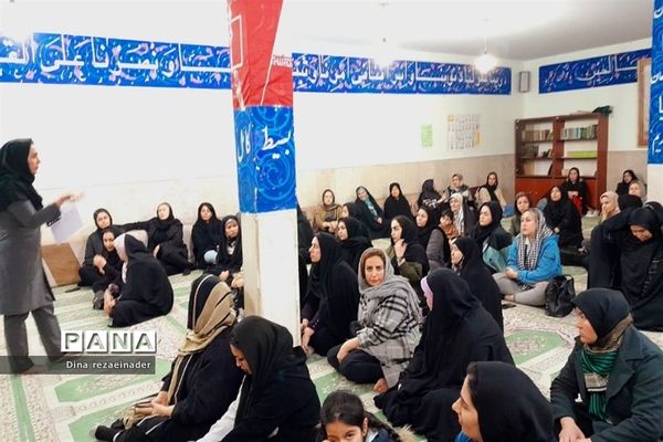 برگزاری جلسه انجمن‌ اولیا و مشاور خانواده در مدرسه شهدای‌ هسته‌ای ‌قرچک