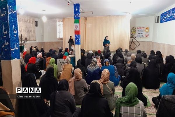 برگزاری جلسه انجمن‌ اولیا و مشاور خانواده در مدرسه شهدای‌ هسته‌ای ‌قرچک