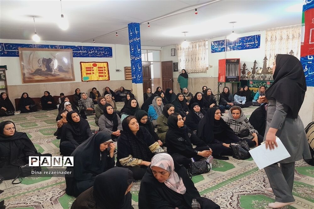 برگزاری جلسه انجمن‌ اولیا و مشاور خانواده در مدرسه شهدای‌ هسته‌ای ‌قرچک