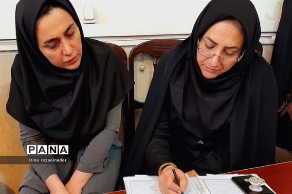 برگزاری جلسه انجمن‌ اولیا و مشاور خانواده در مدرسه شهدای‌ هسته‌ای ‌قرچک