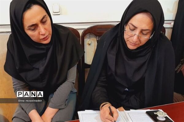 برگزاری جلسه انجمن‌ اولیا و مشاور خانواده در مدرسه شهدای‌ هسته‌ای ‌قرچک