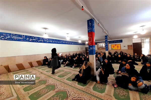 برگزاری جلسه انجمن‌ اولیا و مشاور خانواده در مدرسه شهدای‌ هسته‌ای ‌قرچک