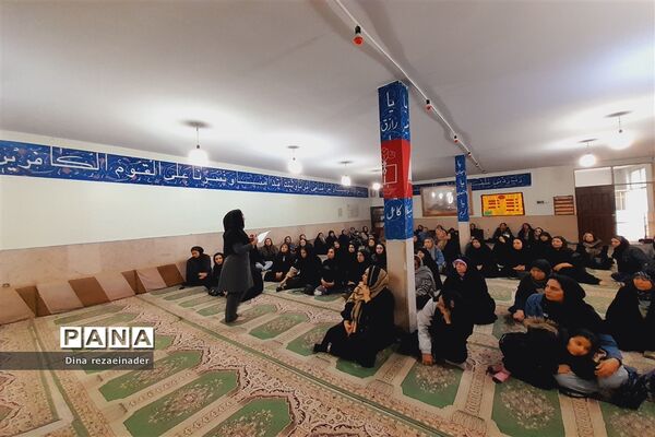 برگزاری جلسه انجمن‌ اولیا و مشاور خانواده در مدرسه شهدای‌ هسته‌ای ‌قرچک