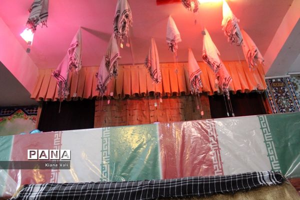 ادای احترام دانش‌آموزان دبیرستان شاهد نجمیه به شهید گمنام