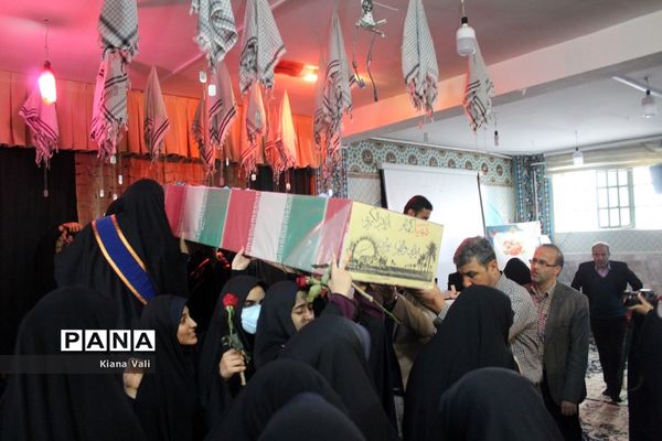 ادای احترام دانش‌آموزان دبیرستان شاهد نجمیه به شهید گمنام