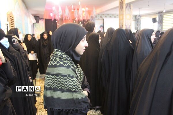 ادای احترام دانش‌آموزان دبیرستان شاهد نجمیه به شهید گمنام