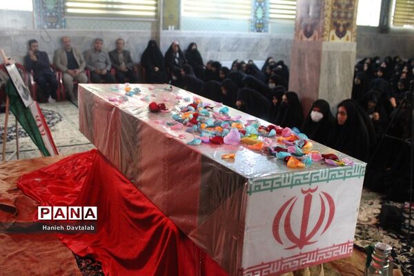 ادای احترام دانش‌آموزان دبیرستان شاهد نجمیه به شهید گمنام