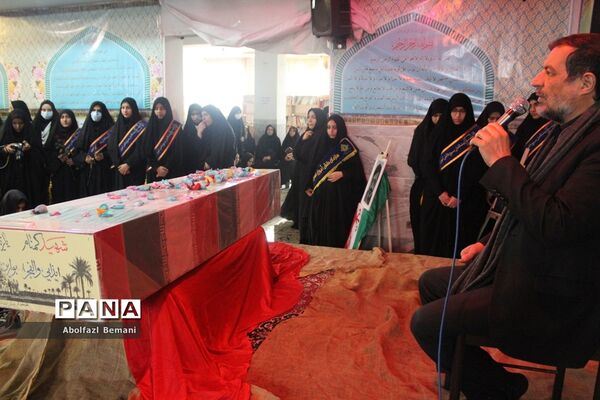 ادای احترام دانش‌آموزان دبیرستان شاهد نجمیه به شهید گمنام