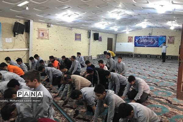 حضور پرشور دانش‌آموزان در نماز جماعت مدارس ناحیه 2 شهرری