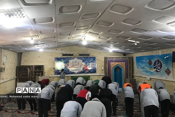 حضور پرشور دانش‌آموزان در نماز جماعت مدارس ناحیه 2 شهرری
