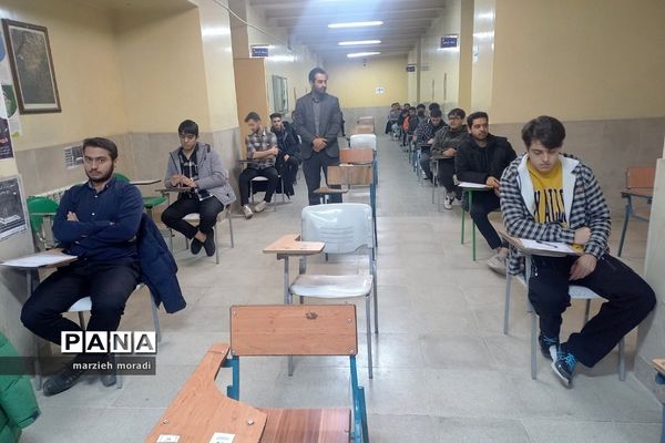 بازدید مدیر آموزش و پرورش بهارستان 2 از حوزه امتحانات