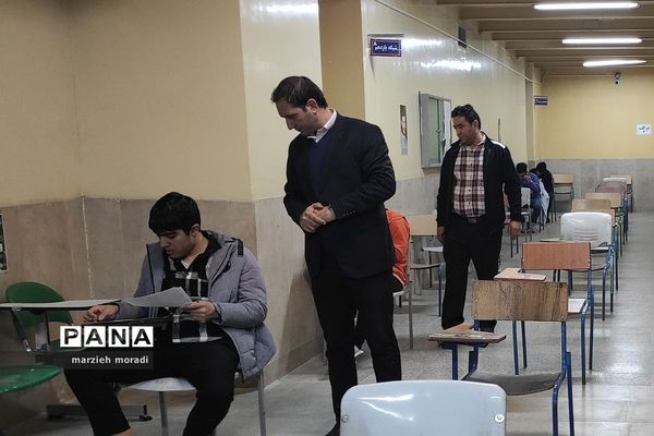 بازدید مدیر آموزش و پرورش بهارستان 2 از حوزه امتحانات