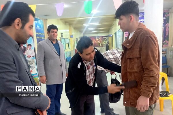 بازدید مدیر آموزش و پرورش بهارستان 2 از حوزه امتحانات