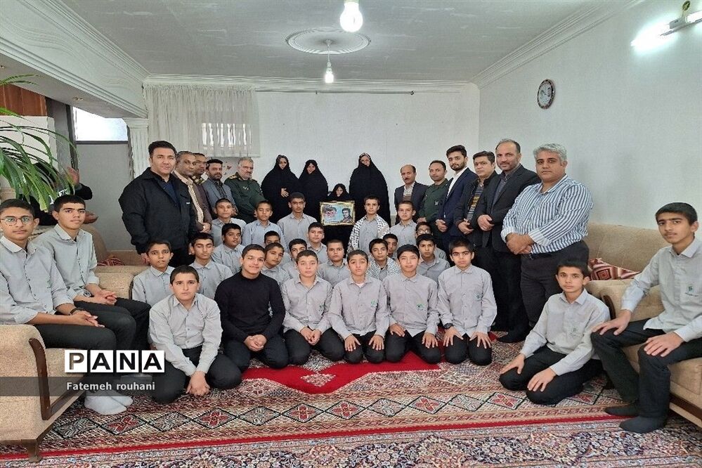 ‌مراسم تکریم از مادر شهید در خلیل‌آباد