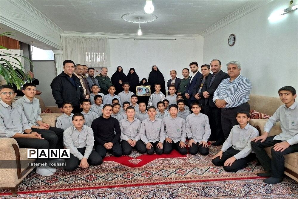 ‌مراسم تکریم از مادر شهید در خلیل‌آباد