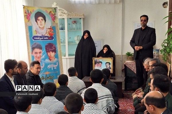 ‌مراسم تکریم از مادر شهید در خلیل‌آباد