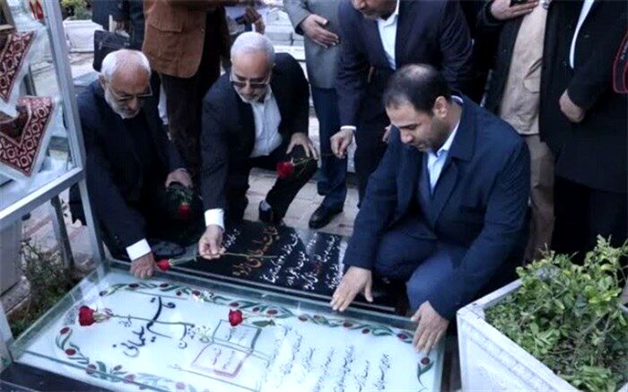 ادای احترام وزیر آموزش و پرورش به مقام سردار شهید حاج قاسم سلیمانی