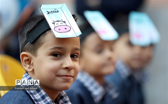 توزیع شیر در مدارس شهرستان معمولان/فیلم