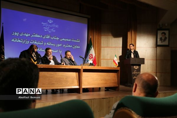 نشست صمیمی معاون وزیر ارشاد با مدیران رسانه ها در قم