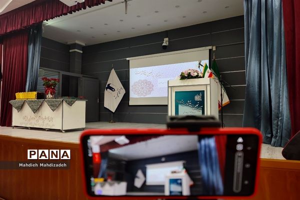 آیین تجلیل از پژوهشگران برتر سال ۱۴۰۲-۱۴۰۱ در آموزش و پرورش ناحیه ۶ مشهد