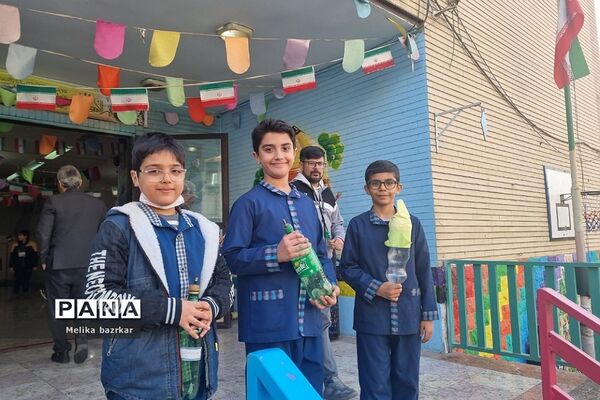 مسابقه موشک‌های آبی در دبستان پانزده خرداد ناحیه دو شهرری