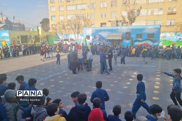 مسابقه موشک‌های آبی در دبستان پانزده خرداد ناحیه دو شهرری