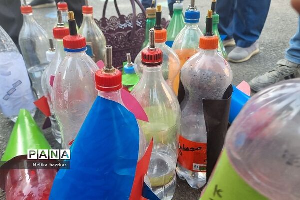 مسابقه موشک‌های آبی در دبستان پانزده خرداد ناحیه دو شهرری