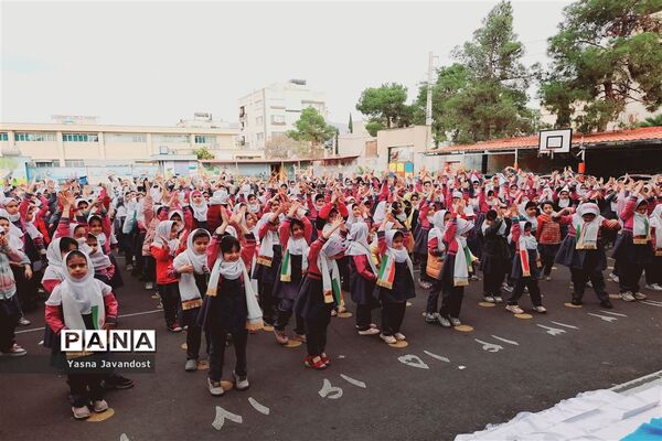 ‌توزیع شیر رایگان در دبستان امام جعفر صادق(ع) ناحیه ۳ شیراز