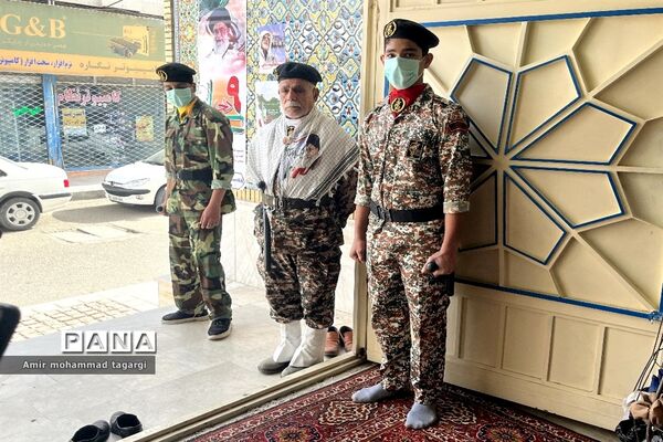 حضور پرشور دانش‌آموزان پسر در نماز جمعه هفته بصیرت