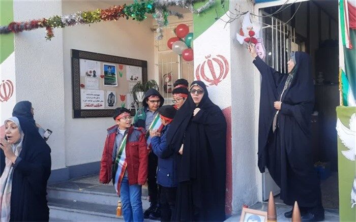 نواختن زنگ بصیرت و مقاومت در مدارس منطقه ۸ تهران