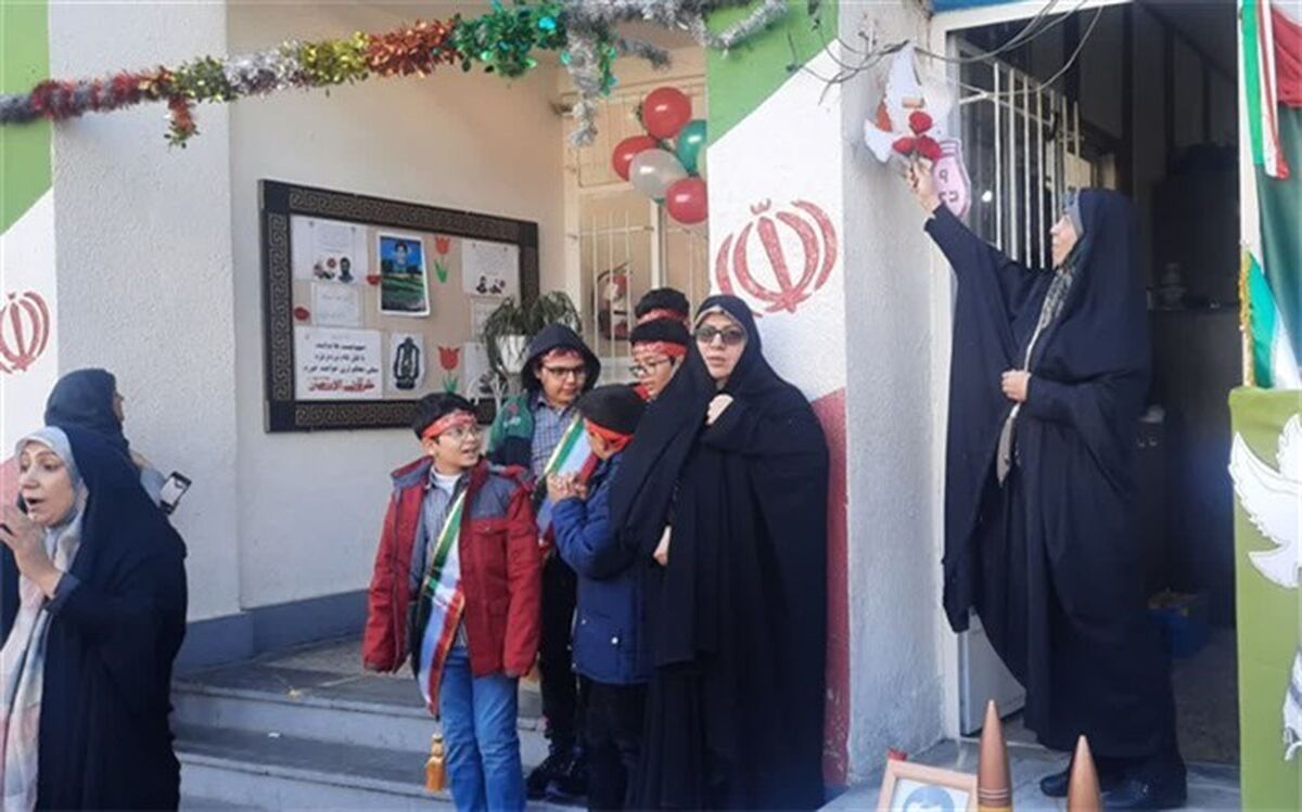 نواختن زنگ بصیرت و مقاومت در مدارس منطقه ۸ تهران