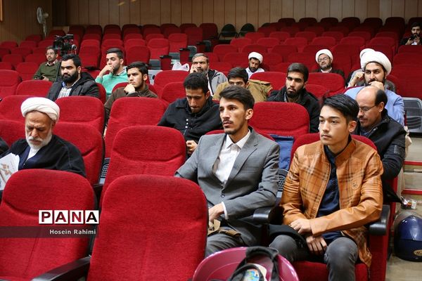 نشست تخصصی «بایدها و نبایدهای حضور نوجوان در فضای مجازی» در قم