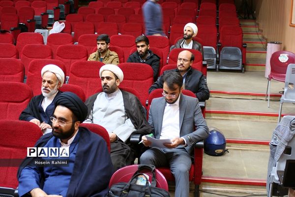 نشست تخصصی «بایدها و نبایدهای حضور نوجوان در فضای مجازی» در قم