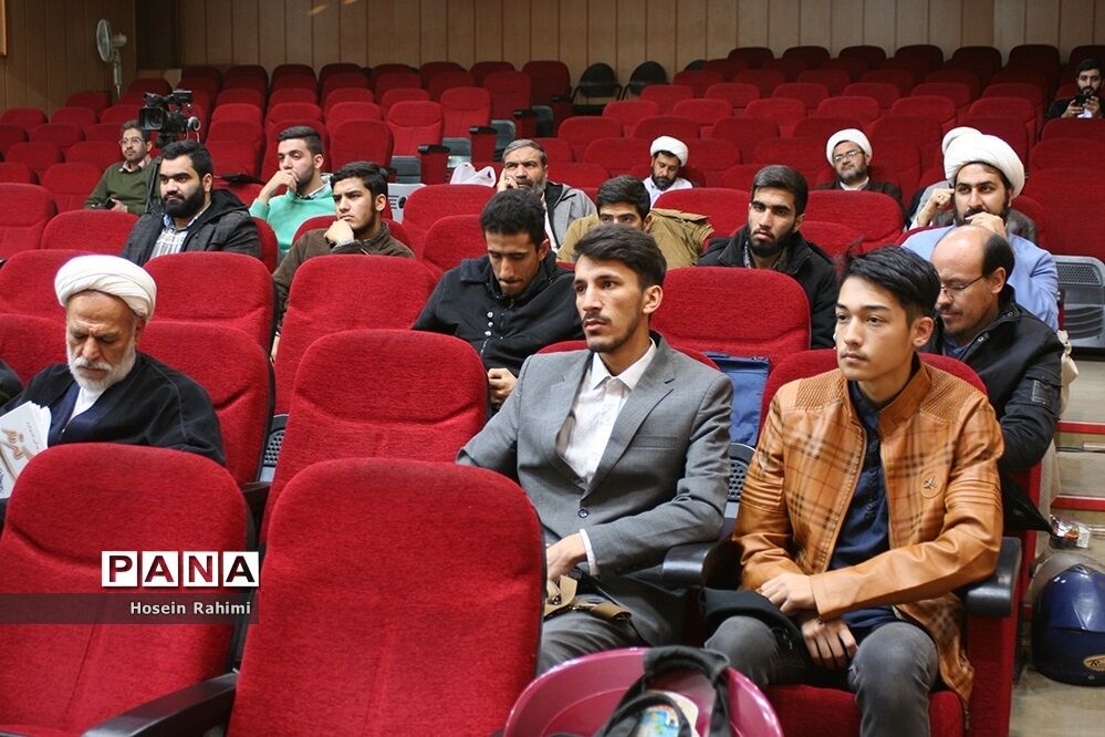 نشست تخصصی «بایدها و نبایدهای حضور نوجوان در فضای مجازی» در قم