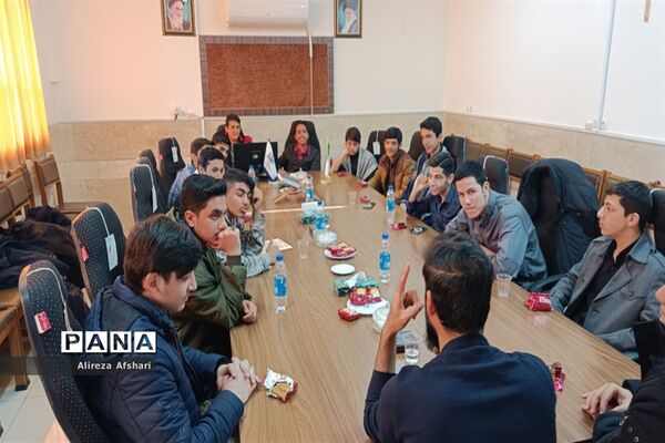 نشست هم‌اندیشی جانشینان بسیج دانش‌آموزی مدارس ناحیه چهار قم