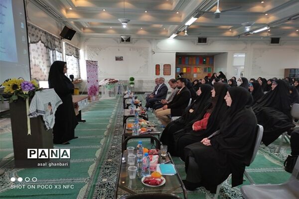 اهدای ۱۱۰ چادر به دانش‌آموزان محجبه و فعال دبیرستان جامه طحاف