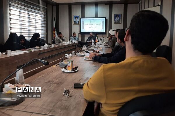 نشست بصیرتی همکاران اداری مدیریت آموزش و پرورش دماوند به‌مناسبت سالروز حماسه ۹ دی «روز میثاق با ولایت»