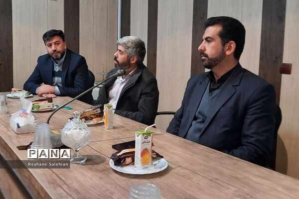نشست بصیرتی همکاران اداری مدیریت آموزش و پرورش دماوند به‌مناسبت سالروز حماسه ۹ دی «روز میثاق با ولایت»